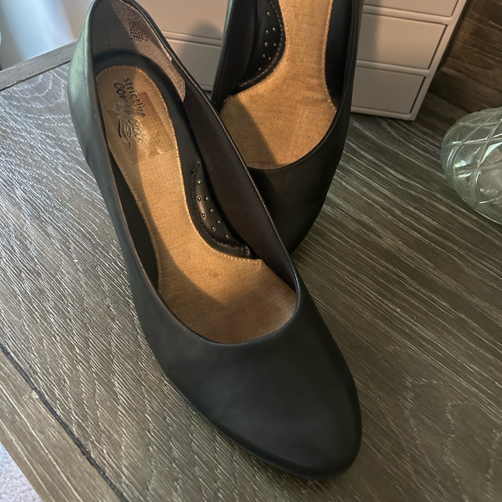 Black leather pumps